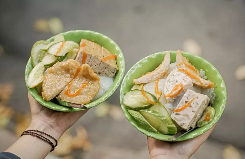 Người ta có thể ăn kèm với một số món ăn khác như thịt viên nướng, chả bò, xúc xích, giò tai, chả cốm,...