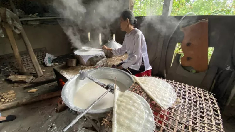 Bánh tráng là một loại bánh được chế biến từ tinh bột