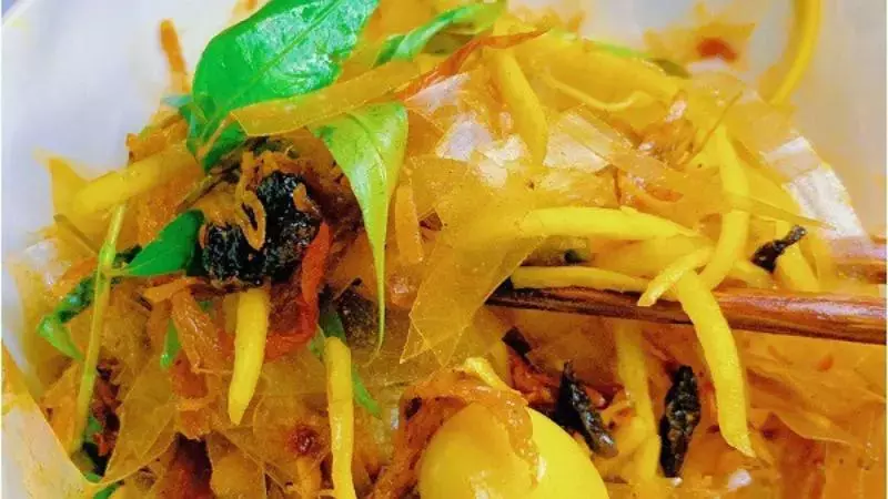 Bánh tráng trộn sử dụng nhiều dầu mỡ và gia vị cay có thể làm tăng nguy cơ nổi mụn