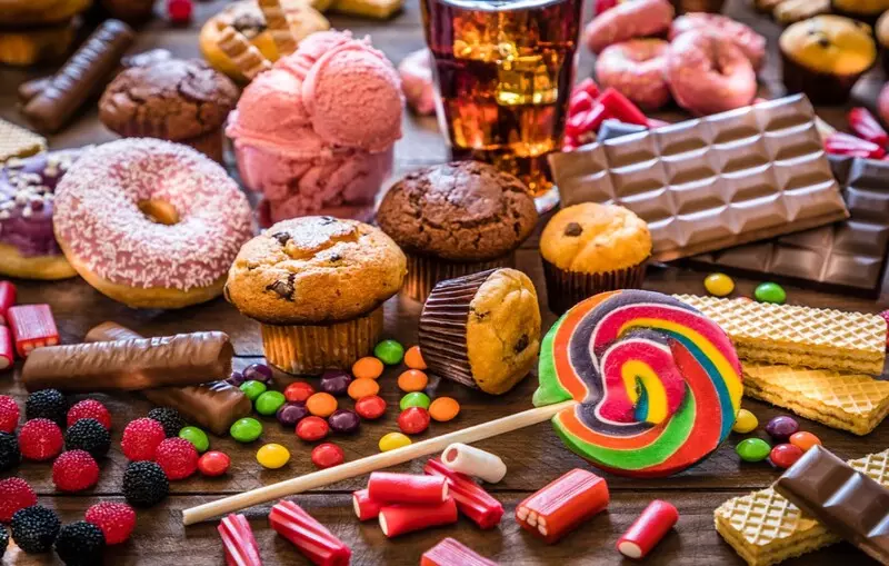 Bạn nên tránh ăn nhiều đồ ngọt và thực phẩm giàu tình bột vì chúng sẽ hạn chế khả năng tự tái tạo collagen