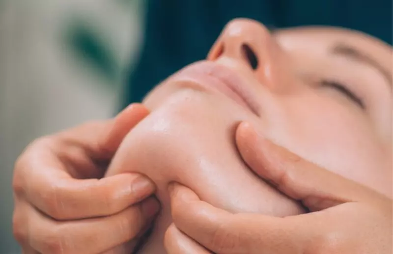 assage da mặt đều đặn giúp cải thiện tuần hoàn máu, thúc đẩy sản sinh collagen