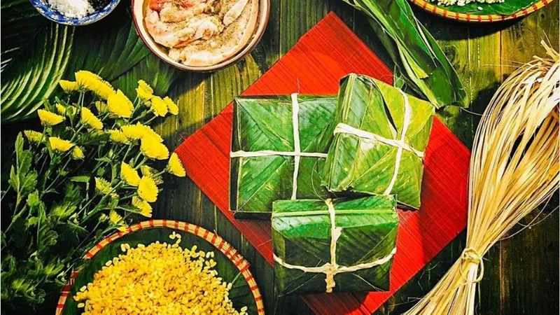 Bánh chưng có hình vuông, bên ngoài bọc lá dong và có ý nghĩa tượng trưng cho mặt đất
