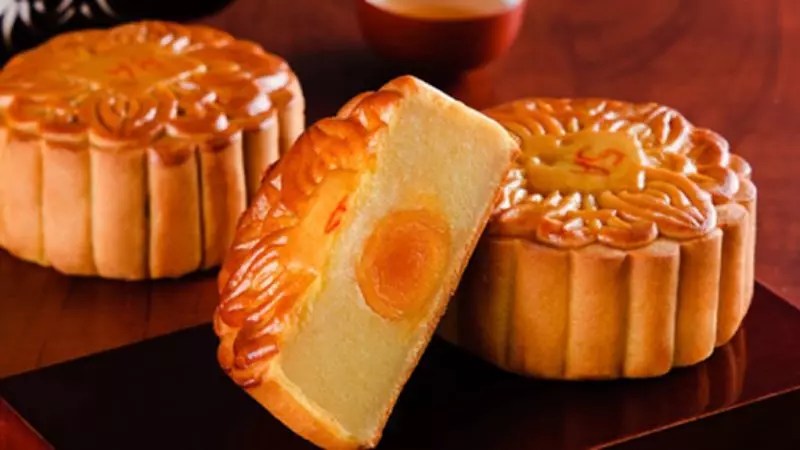 Vỏ bánh mềm mịn, thơm ngon và hòa quyện với nhân đậu xanh bùi bùi