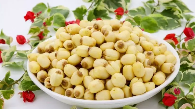 Hạt sen nên có màu xanh sáng và đẹp, không bị mờ hoặc có vết đen
