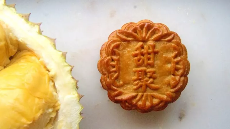 Bánh trung thu đậu xanh trứng muối sầu riêng