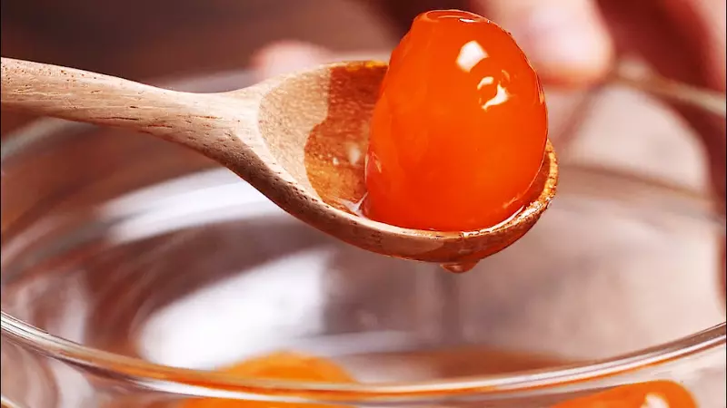 Đặt lòng đỏ trứng muối vào xửng và hấp trong 5 phút
