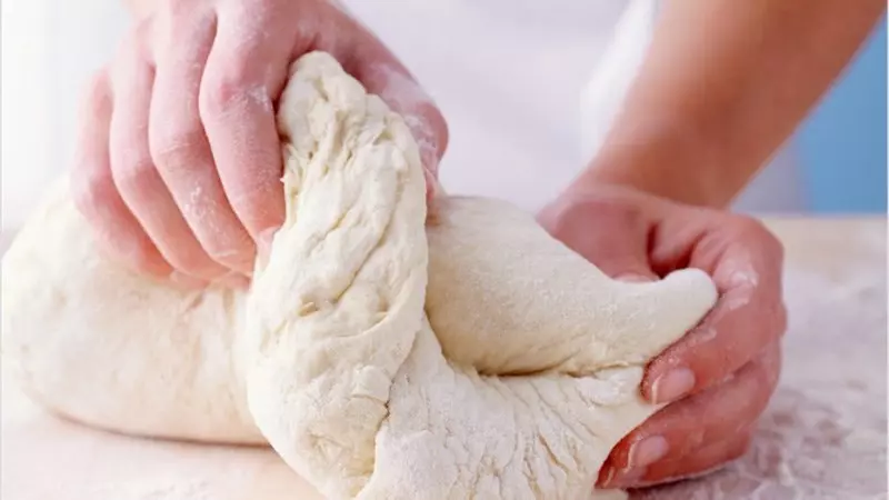 Dùng tay để nhồi bột cho đến khi tạo thành một khối bột mềm, đồng nhất