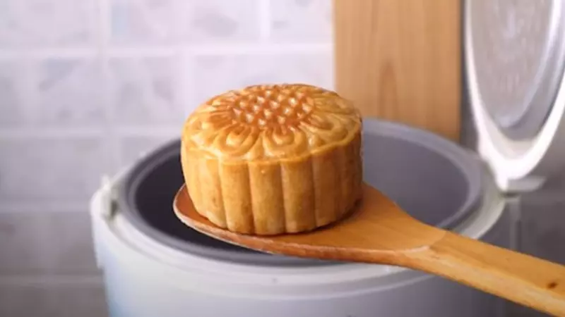 Lót giấy bạc trong nồi cơm, đặt bánh vào và bấm Cook