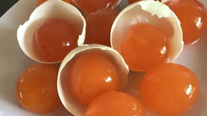 Trứng muối chất lượng sẽ có lòng trắng màu hồng, lòng đỏ to và mịn màng