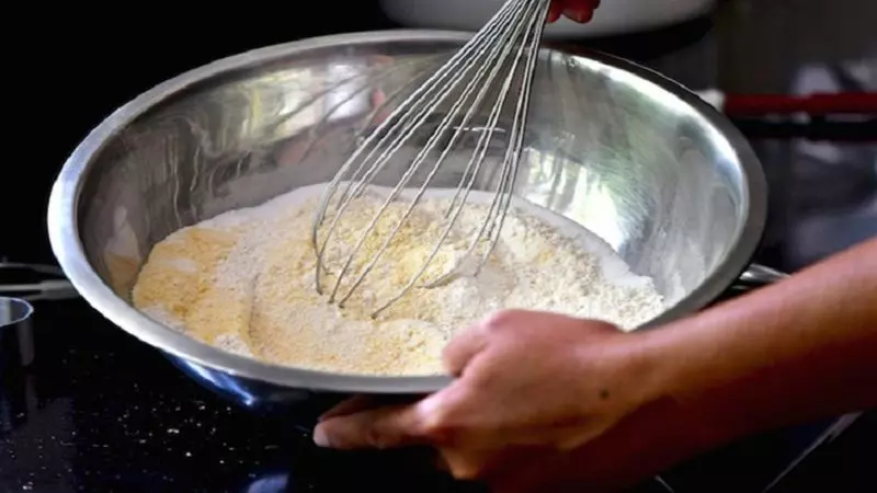 Sử dụng phới để trộn đều tất cả các thành phần lại với nhau