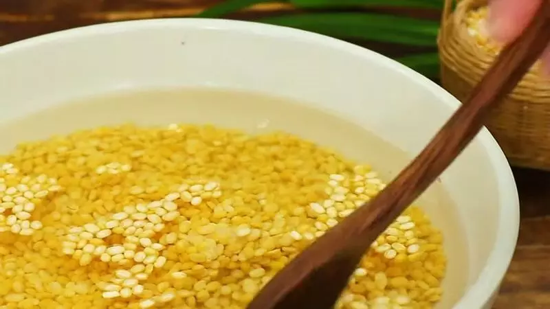 Nấu đậu xanh trên lửa vừa trong vòng 15 phút