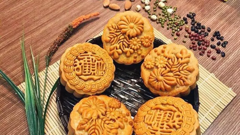 Lớp vỏ bánh mềm mịn và màu vàng đẹp mắt