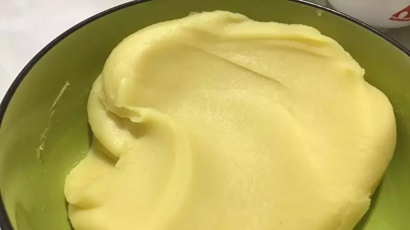 Cho phần đậu xanh đã nấu chín vào máy xay sinh tố và xay nhuyễn mịn