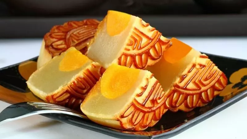 Sử dụng tay để nhào bột cho đến khi tạo thành một khối bột đồng nhất
