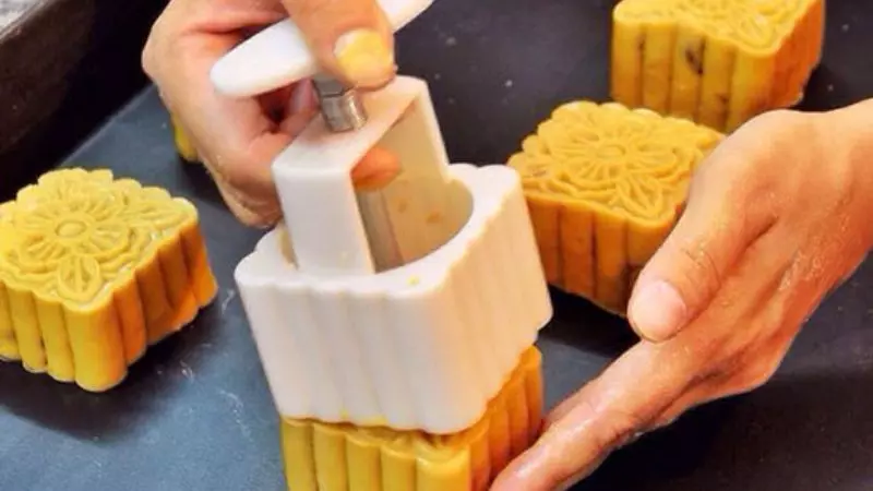 Đặt bánh vào trong khuôn và sử dụng tay ấn mạnh để bánh lan đều trong khuôn