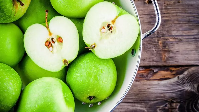 Ăn quá nhiều táo hoặc sử dụng giấm táo không đúng cách có thể gây hại cho men răng
