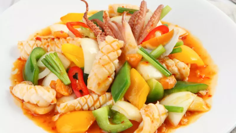 Mực xào thập cẩm với nguyên liệu sẵn có như mực ống, hành tây, cần tây và cà chua