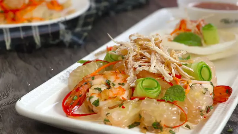 Gỏi bưởi tôm mực với các nguyên liệu có sẵn như bưởi, tôm, mực, gừng, đậu phộng, nước mắm…