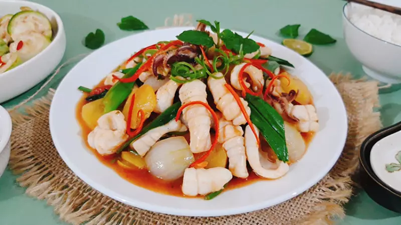 Trong 100g mực xào thường dao động từ 100 đến 140 calo