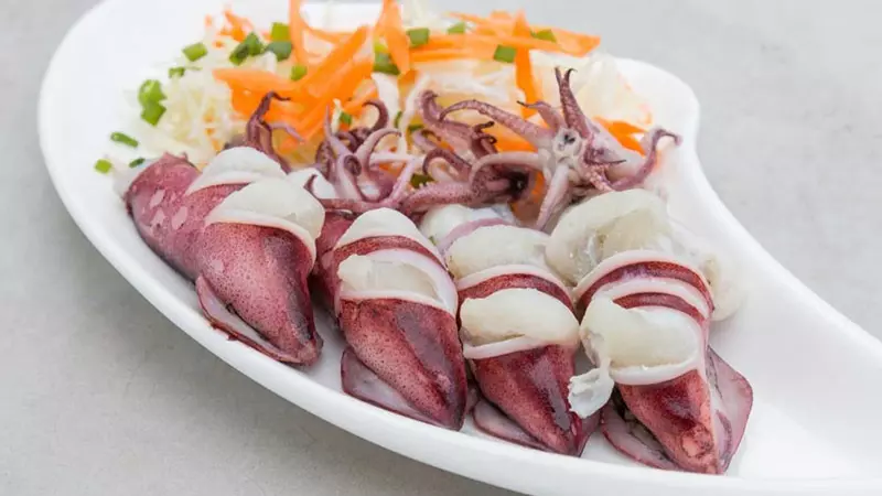 100g mực hấp chứa khoảng 100 calo, làm cho nó trở thành một lựa chọn ăn uống cân đối