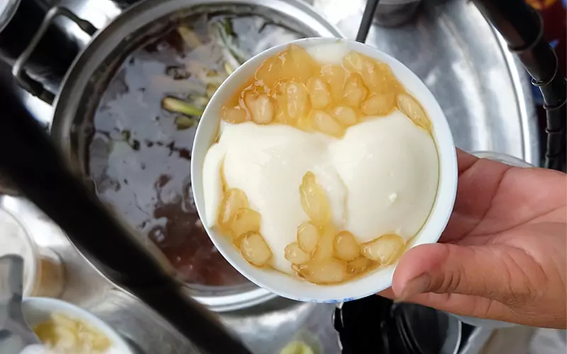 1 ly tàu hủ nóng chứa khoảng 67 calo