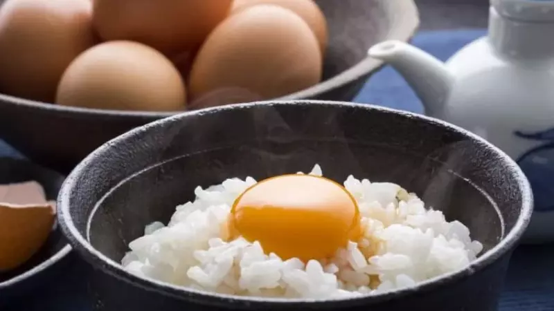 Việc ăn trứng gà sống tiềm ẩn nhiều rủi ro