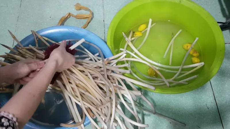 Trước khi sử dụng, rửa sạch ngó sen